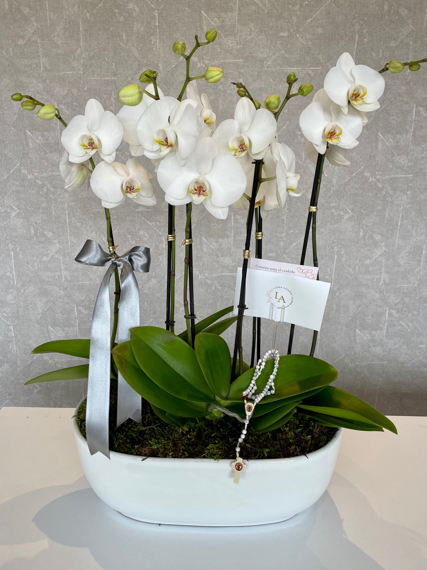 Arreglo de orquídeas grande en canoa blanca Azcanio Flower Boutique